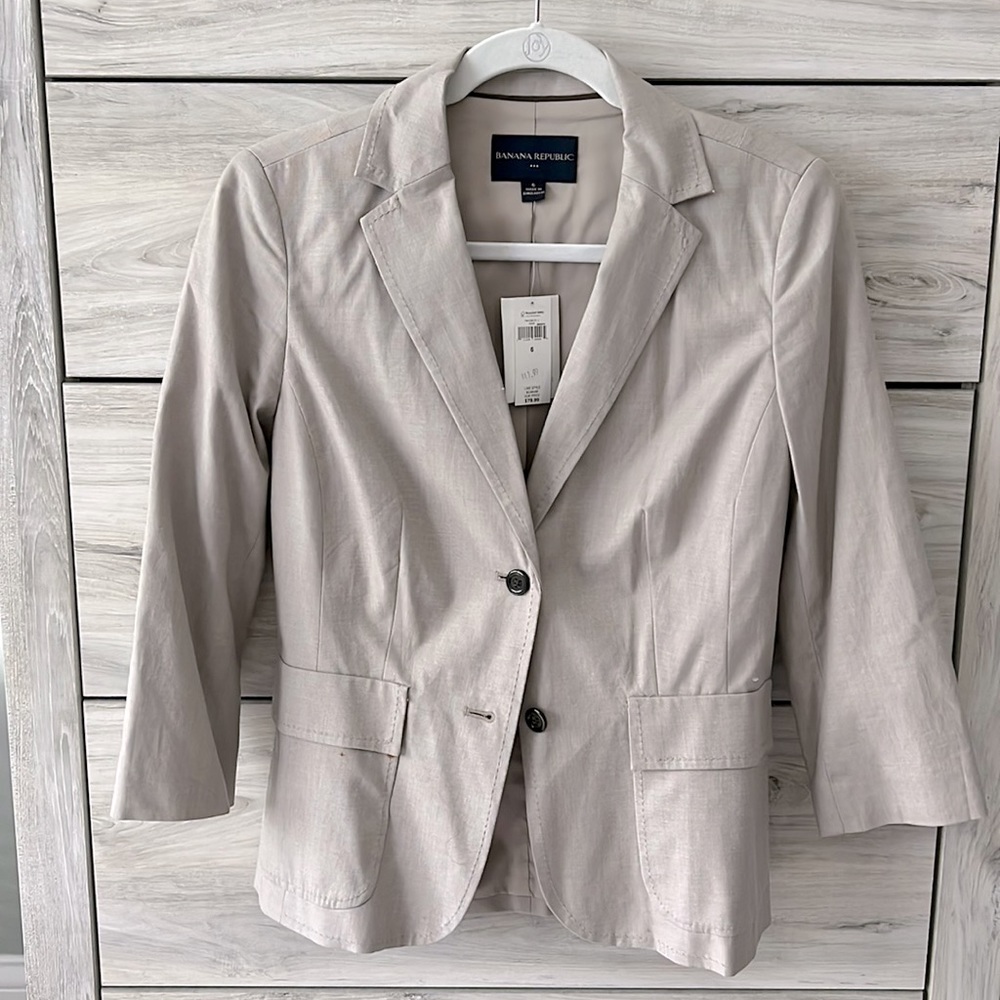 New with tags (has two small marks on pocket) Banana Republic blazer size 6.